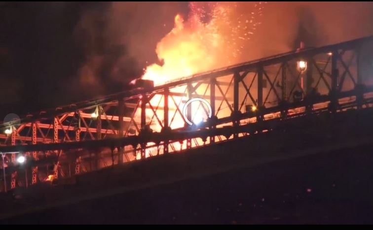 Incendio en el puente de Brooklyn durante show de fuegos artificiales