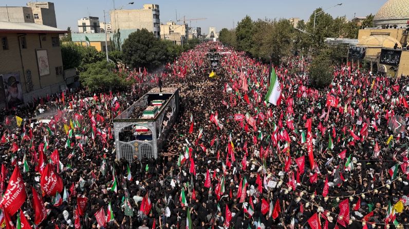 Dolientes abarrotan procesión fúnebre en Teherán por líder supremo irán, el ayatolá Alí Jamenei