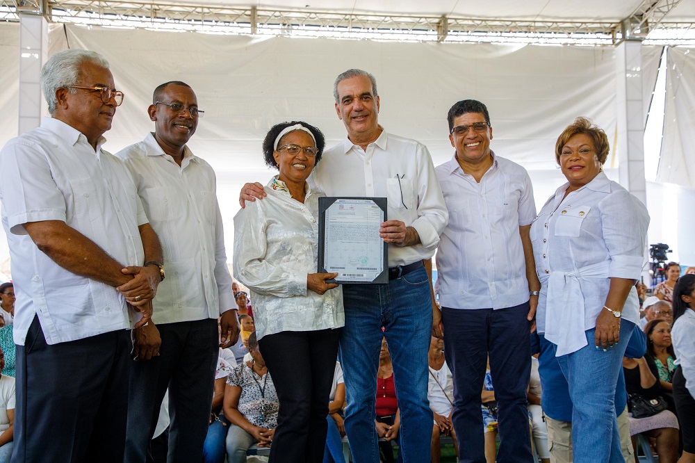 Abinader entrega 1,000 títulos de propiedad en Los Frailes de Santo Domingo Este