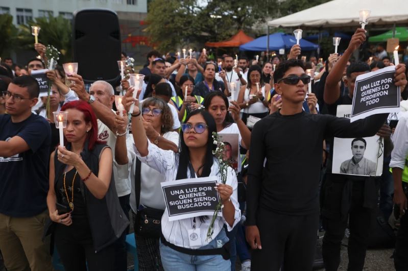 Al tiempo que termina rescate tras sismos, venezolanos se quedan solos para recuperar a sus muertos
