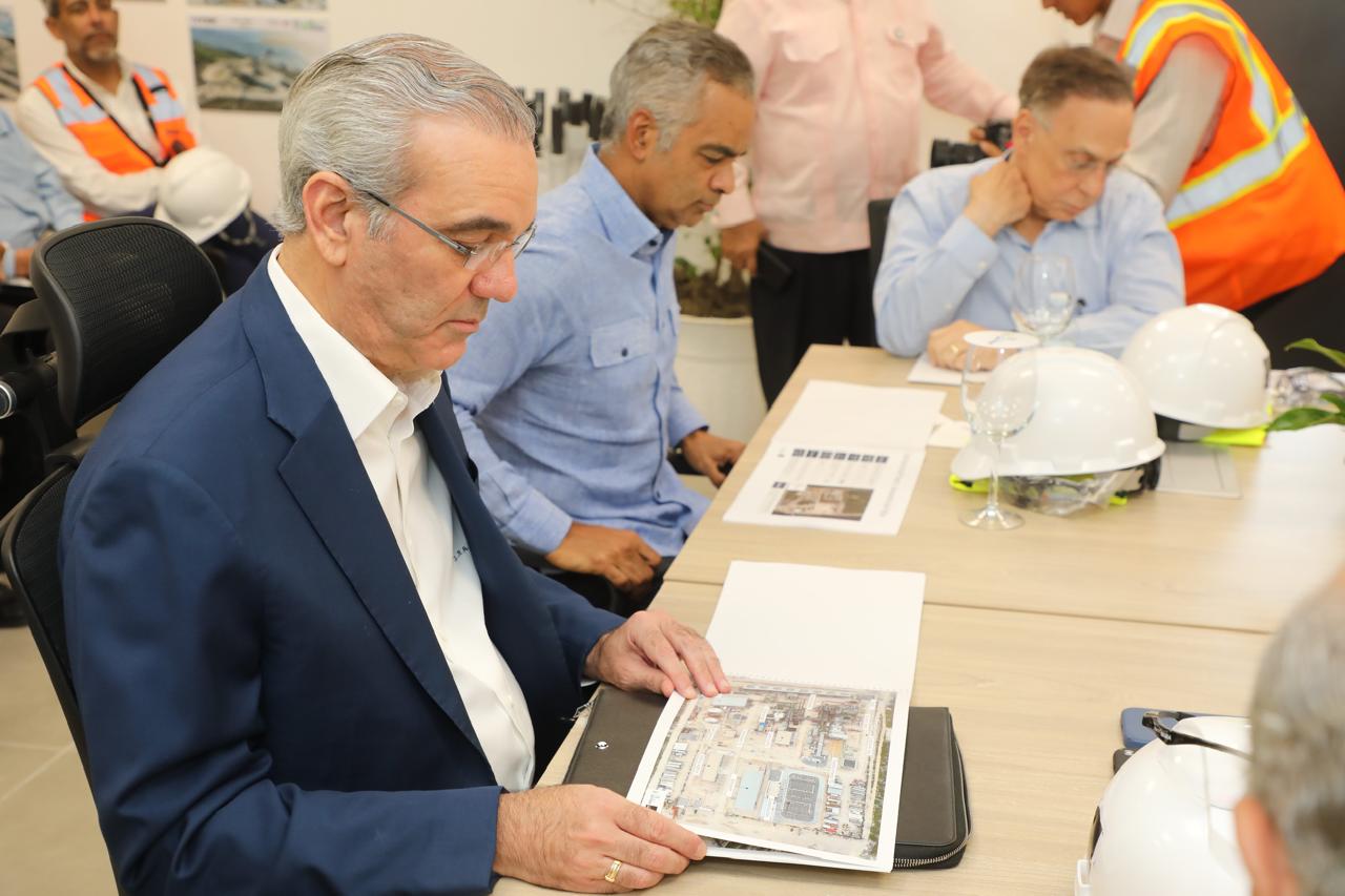 Abinader visita construcción central termoeléctrica Generadora San Felipe Andrés I, que aportará 467 MW al sistema eléctrico