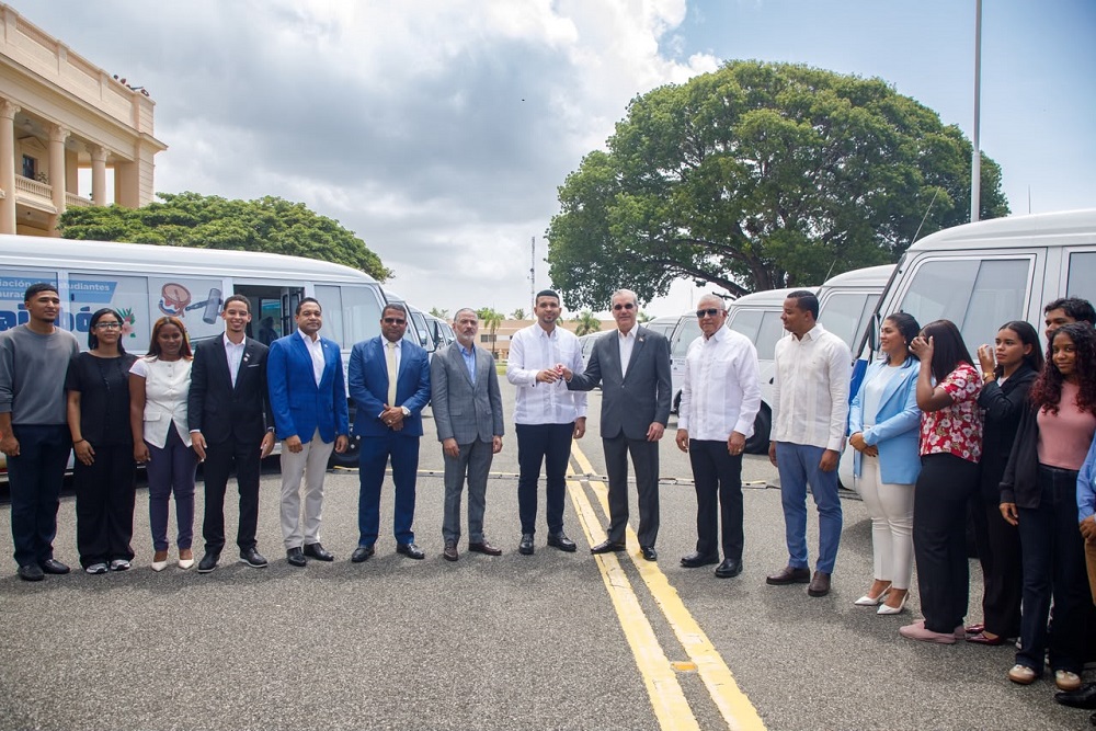Presidente Abinader otorga 40 nuevos autobuses a estudiantes universitarios