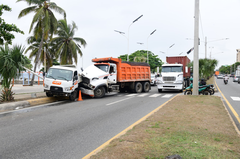 Una prohibición ignorada por años la circulación de vehículos pesados por el malecón