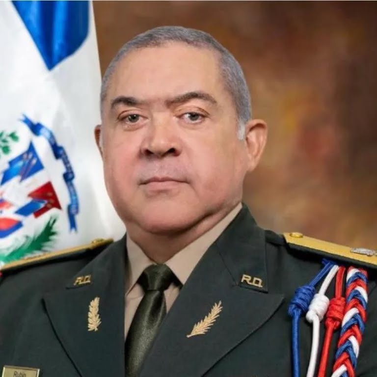 Luis Abinader remueve mandos militares, designa nuevos jefes y dispone retiros y ascensos