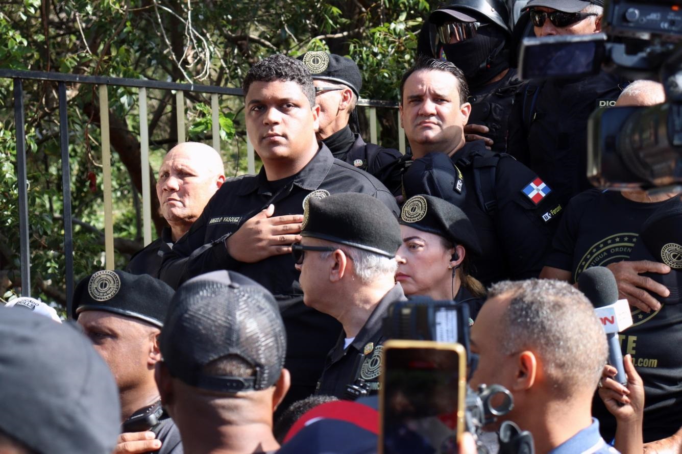 Ángelo Vásquez anuncia su salto a la política durante marcha en Moca