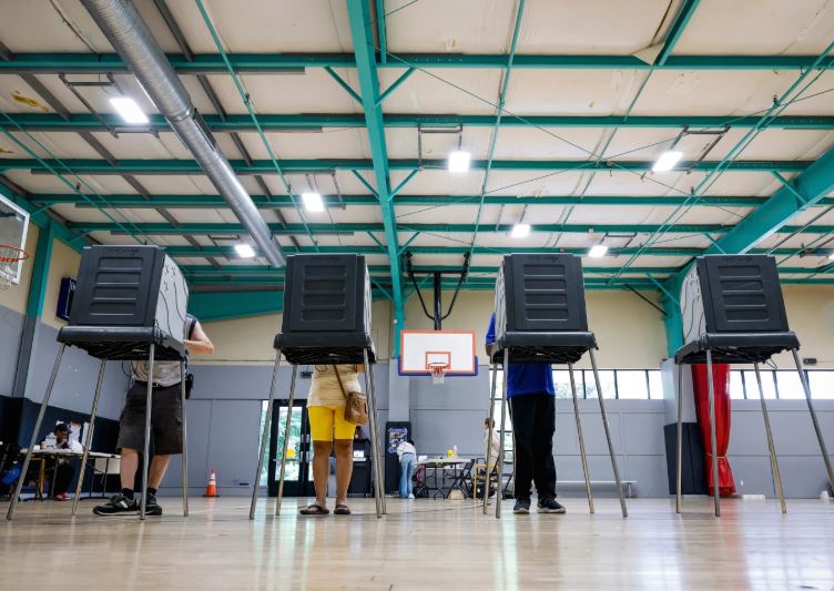 Trump contra las elecciones de mitad de mandato y plantea posibles impugnaciones de los resultados