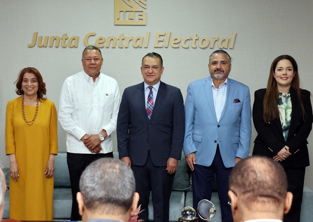 FOPPPREDOM y pleno de la JCE sostienen encuentro de trabajo con treinta partidos politicos