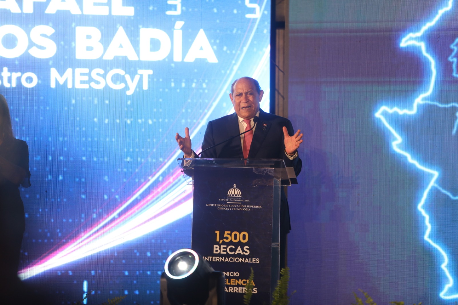 MESCyT entrega 1,500 becas internacionales y deja iniciado el programa “Excelencia sin Barreras”