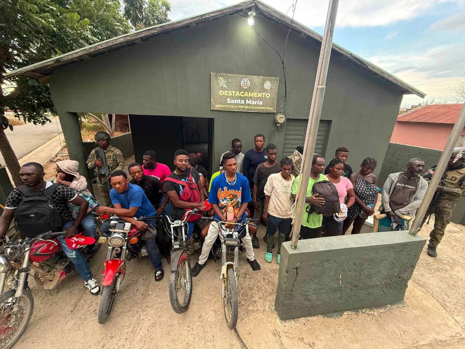 Soldados del Ejército interceptan a 76 nacionales haitianos y ocupan motocicletas en Elías Piña y Dajabón