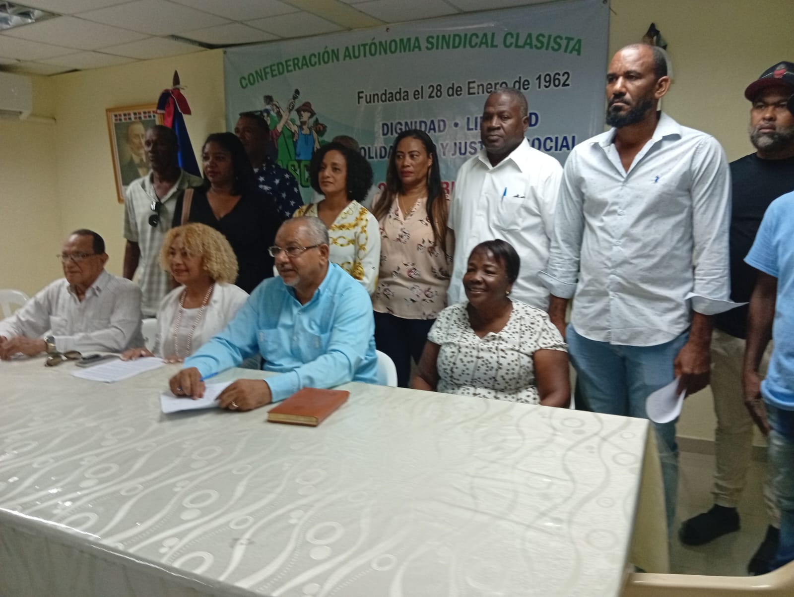 Comunitarios y dirigentes sindicales de Samaná denuncian deterioro de servicios, infraestructura y atractivos turísticos