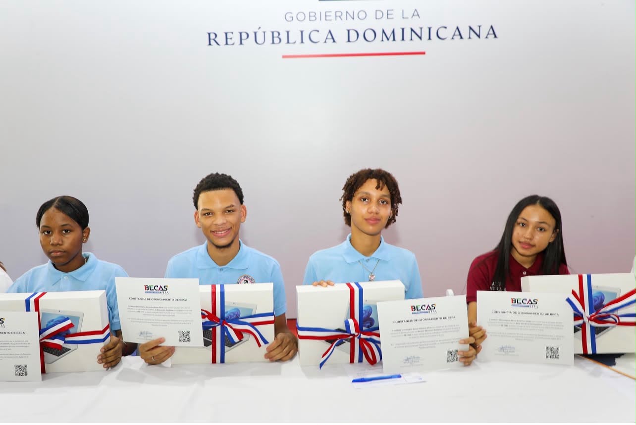 Abinader entrega 436 becas del ITLA para impulsar la educación tecnológica en Pedro Brand