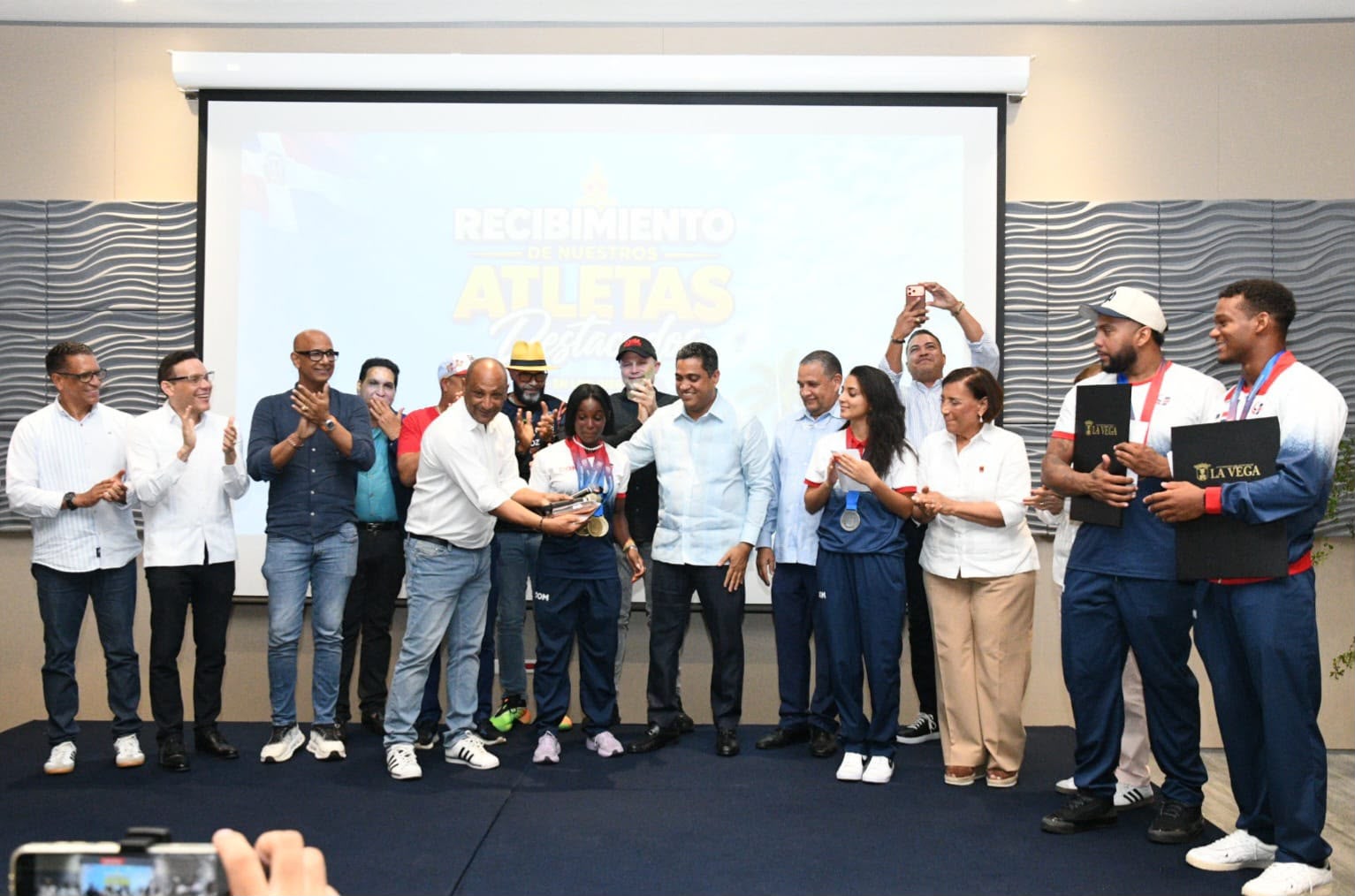 La Vega premia campeones de los pasados Juegos Centroamericanos y del Caribe