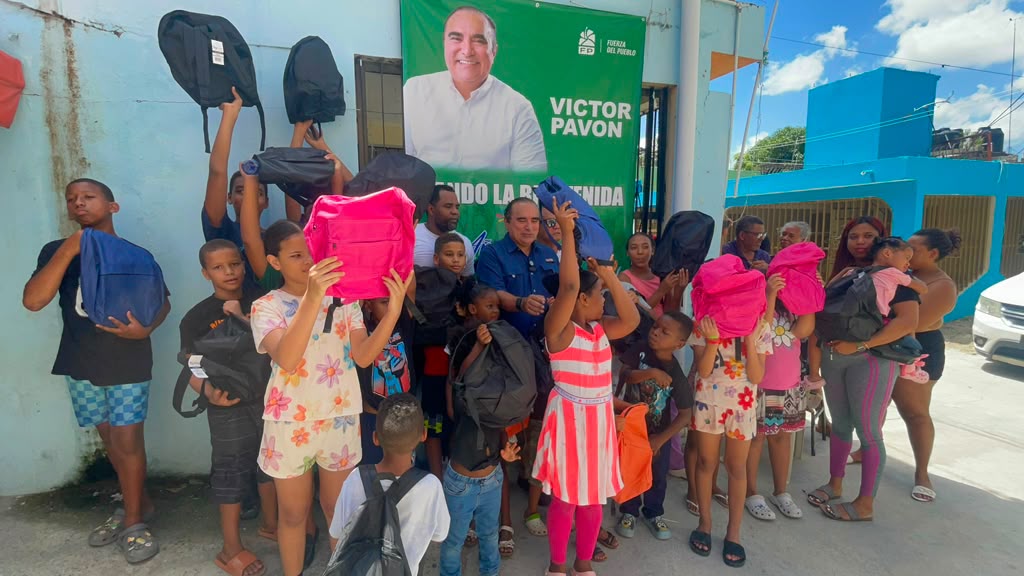 Víctor Pavón entrega útiles escolares y califica gobierno de Abinader indolente con la educación