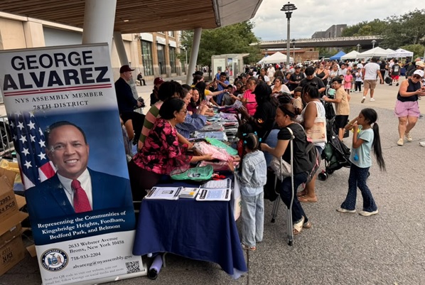 Asambleísta estatal D-78 entrega útiles escolares a familias escasos recursos en El Bronx
