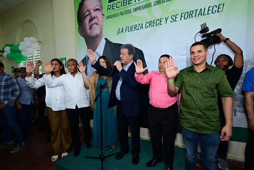Leonel juramenta en la FP centenares de dirigentes provenientes PLD y PRM
