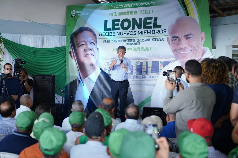 Leonel juramenta exalcalde en Castillo: “El Gobierno le tira al bolsillo del pueblo”