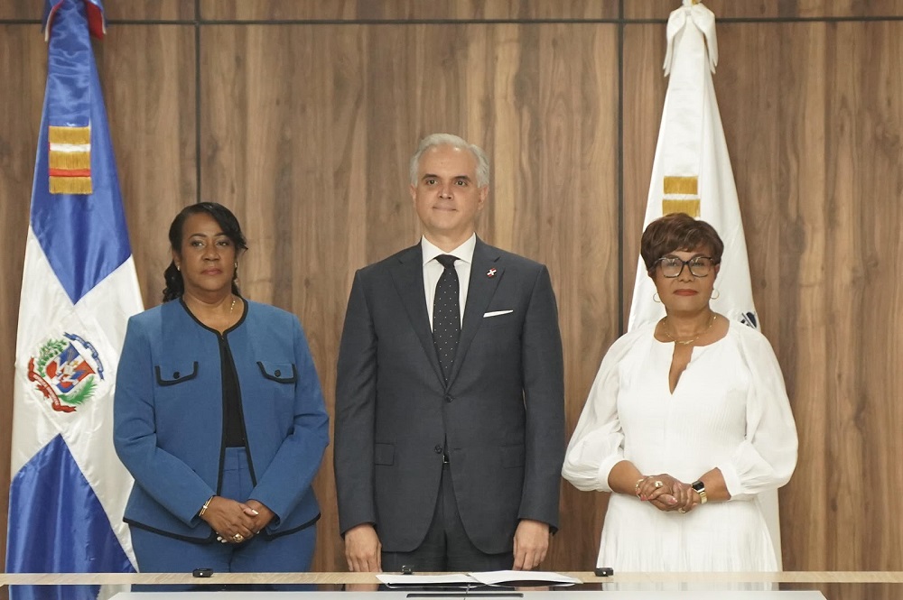 Ministro de Educación juramenta a Xiomara Guante como directora del INAIPI