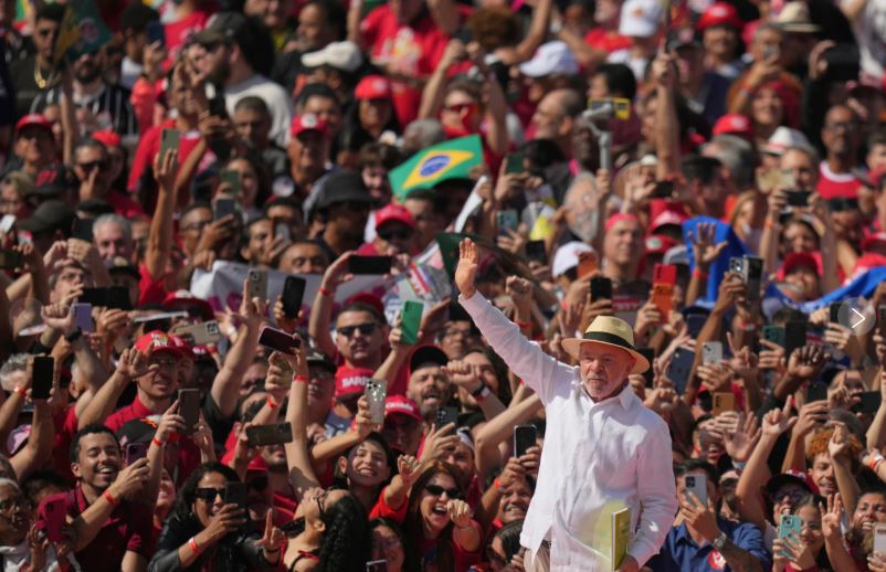 Brasil: Lula y Flávio Bolsonaro dan inicio a sus campañas presidenciales