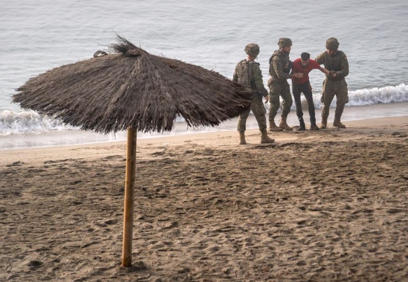España instala barrera marítima entre Ceuta y Marruecos tras irrupción masiva de migrantes