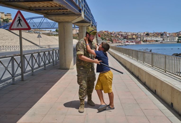 El suplicio de unos 1.000 menores que siguen en Ceuta tras el cruce masivo de migrantes