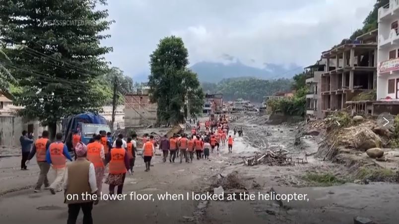 Superan los 950 los muertos por las inundaciones en Nepal y China