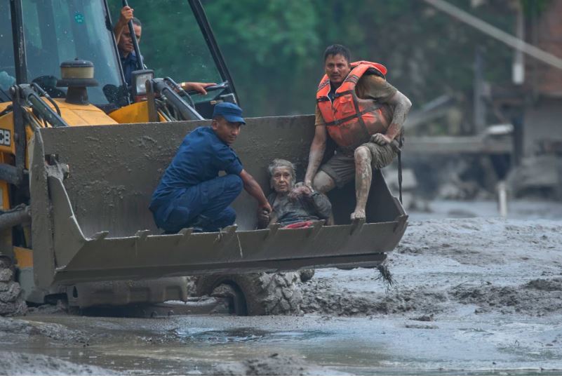 Inundaciones dejan más de 550 desaparecidos en el Tíbet y al menos 162 muertos en Nepal