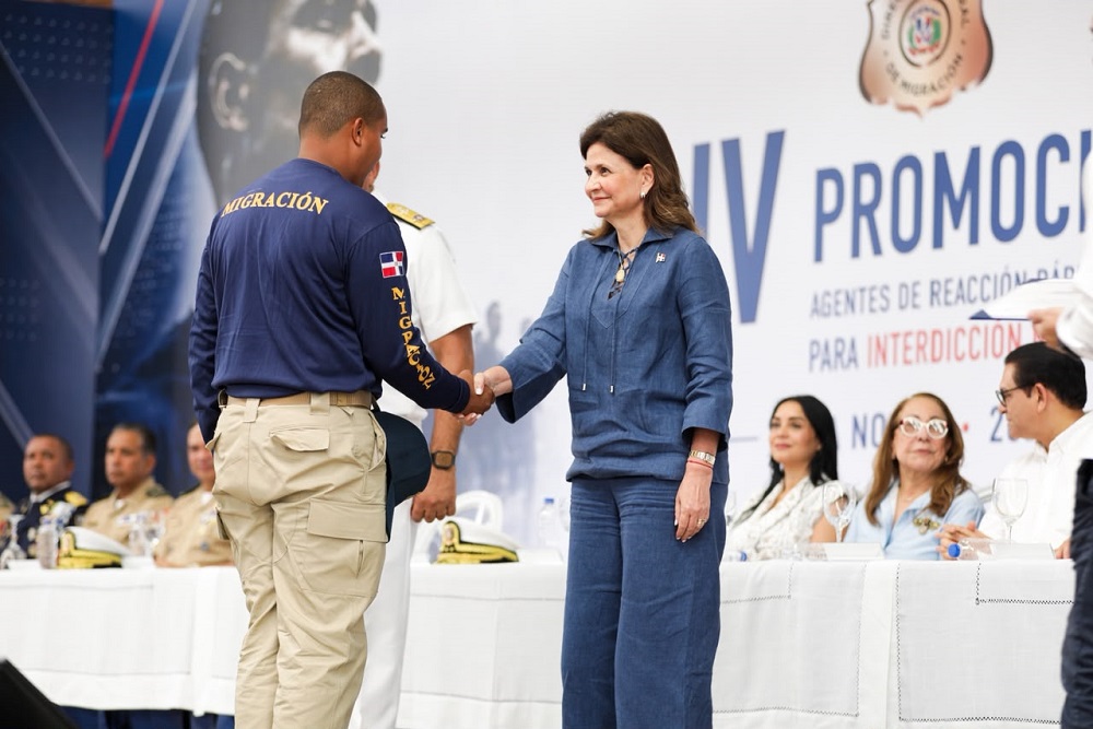 Raquel Peña encabeza actos de graduación enfocados en el desarrollo juvenil