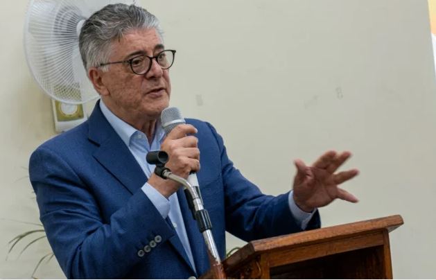 Roberto Santana operado de cáncer de vejiga; seguirá al frente de Prisiones