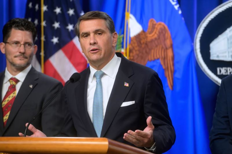 Confirman por estrecho margen a Todd Blanche como secretario de Justicia de Trump