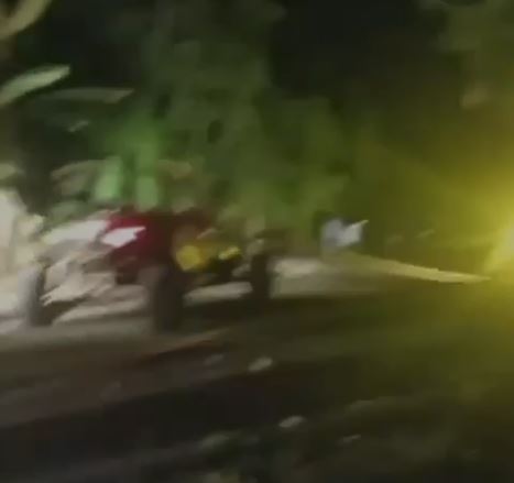 Accidente de buggies derriba poste de luz y deja cables de alta tensión en plena calle de Chirino