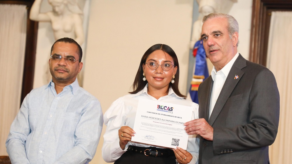 Abinader transforma la educación digital a través del ITLA entrega más de 36,000 becas tecnológicas