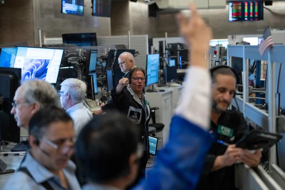 Las acciones estadounidenses suben a medida que se moderan un poco las grandes fluctuaciones del mercado de bonos