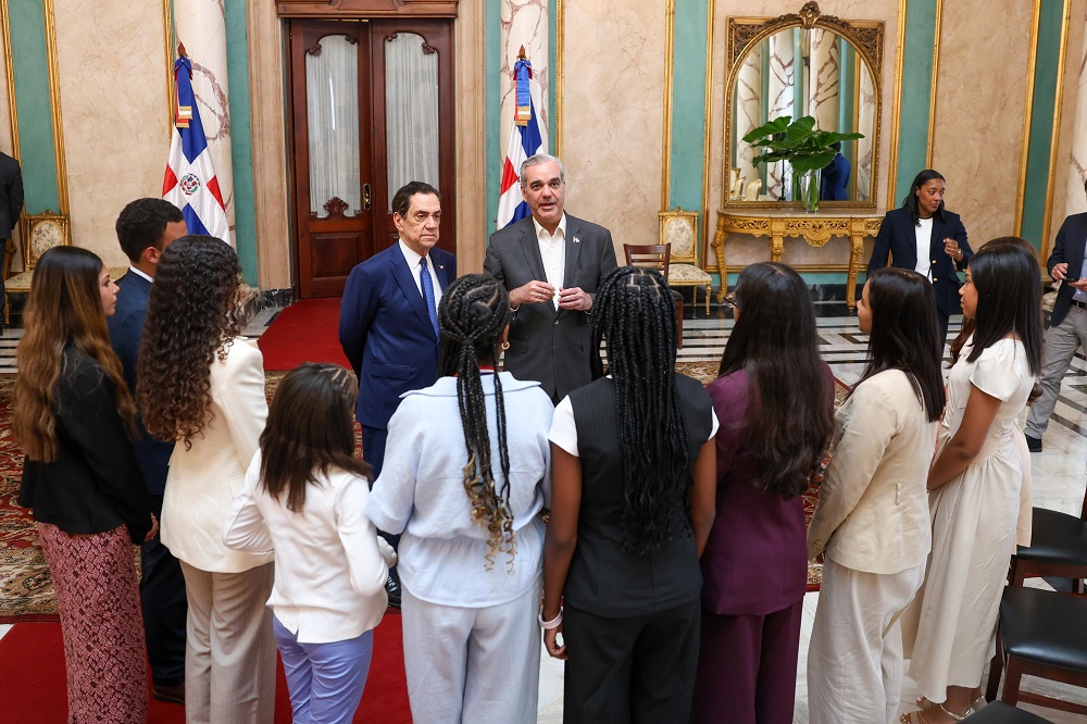 Presidente Abinader premia el Mérito Escolar de estudiantes dominicanos en España