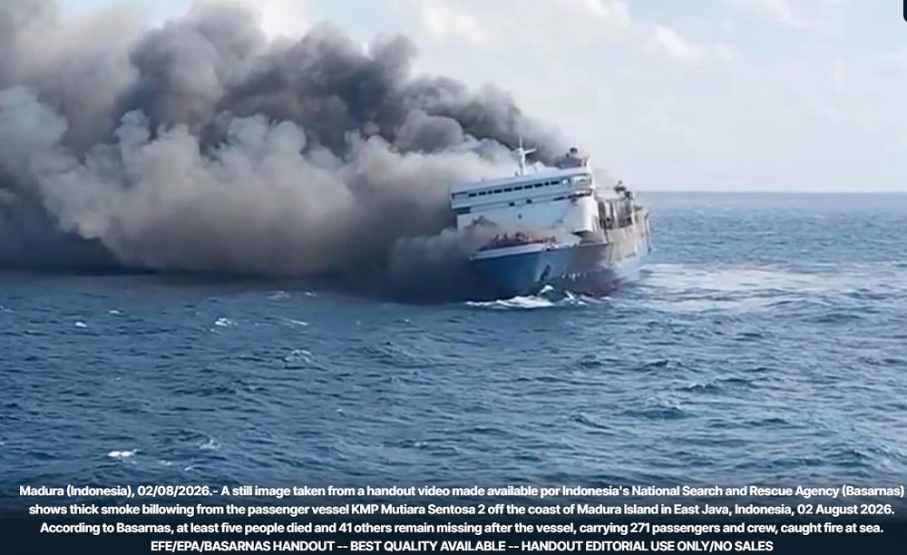 Cinco personas mueren en el incendio de un ferry con más de 200 pasajeros en Indonesia