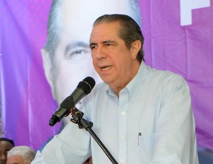 Francisco Javier saluda plataforma de la UASD para debate estatal