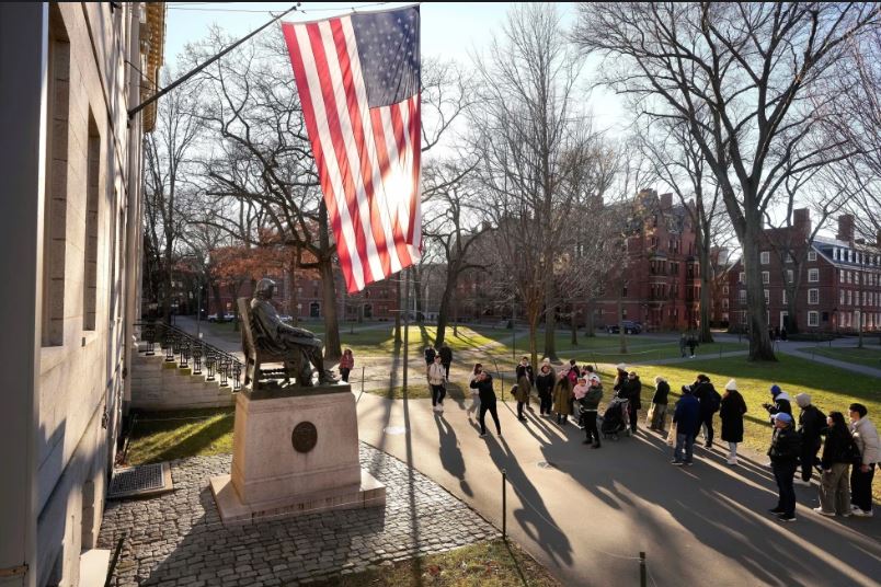 Juez desestima demanda de Trump que alega antisemitismo en Harvard
