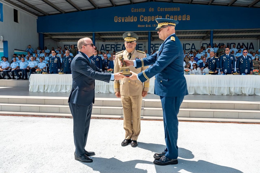 Ministro de Defensa encabeza traspasos de mando en el Ejército y la Fuerza Aérea