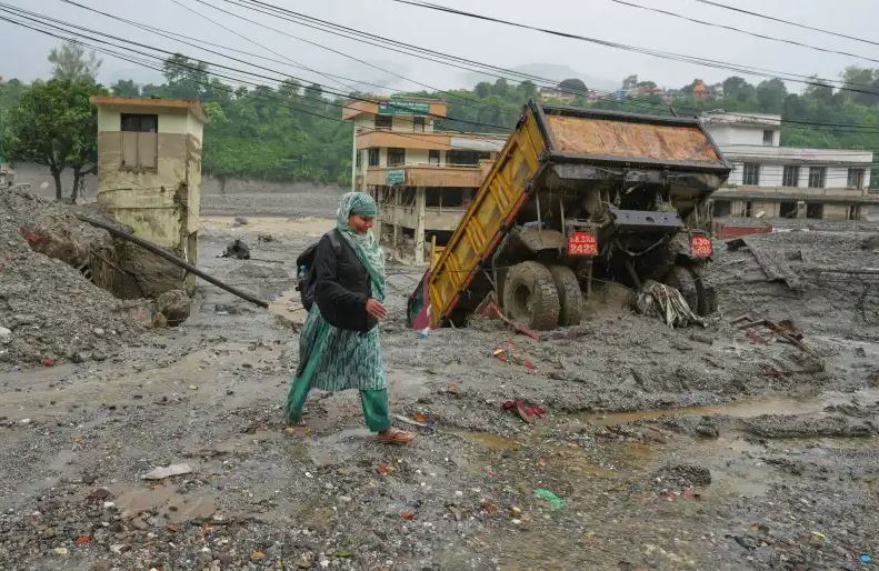 Los supervivientes de las inundaciones entre Nepal y China llegan a zonas seguras