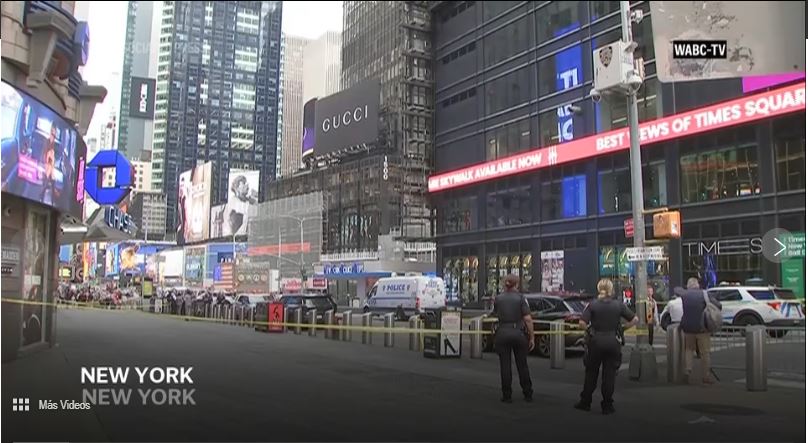 Mujer apuñala a dos personas en Times Square y es abatida por la policía