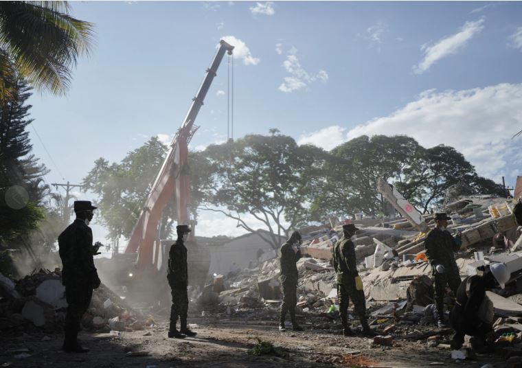 De entrenadora a voluntaria: así unen esfuerzos en Colombia para encontrar a sobrevivientes de sismo