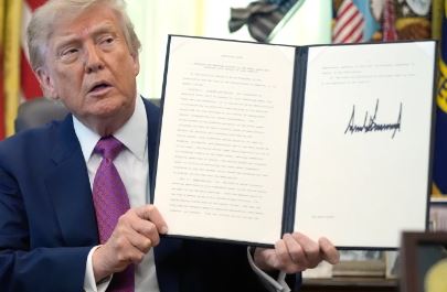 Trump firma una orden que cambia el nombre del lago Ontario a “Lago América” ​​en los Estados Unidos