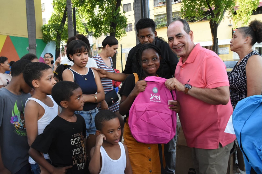 Regidor Moya entrega útiles escolares a niños de San Carlos y otros sectores