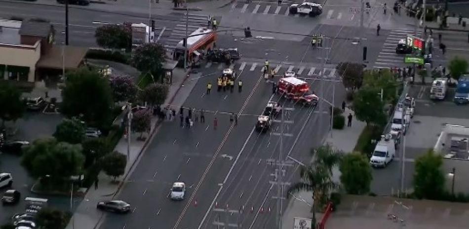 Los Ángeles, EEUU: Helicóptero se estrella y mata a tres personas cerca de choque de autobús