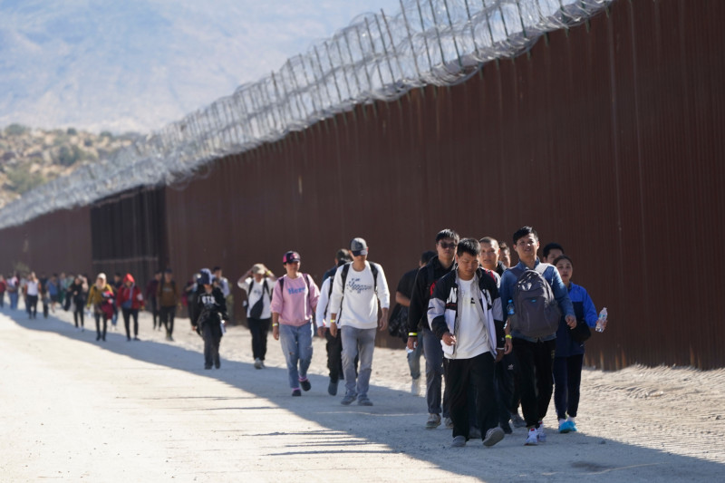 Casi seis de cada 10 migrantes liberados en la frontera eran mujeres y niños, un cambio drástico respecto de unos años antes.