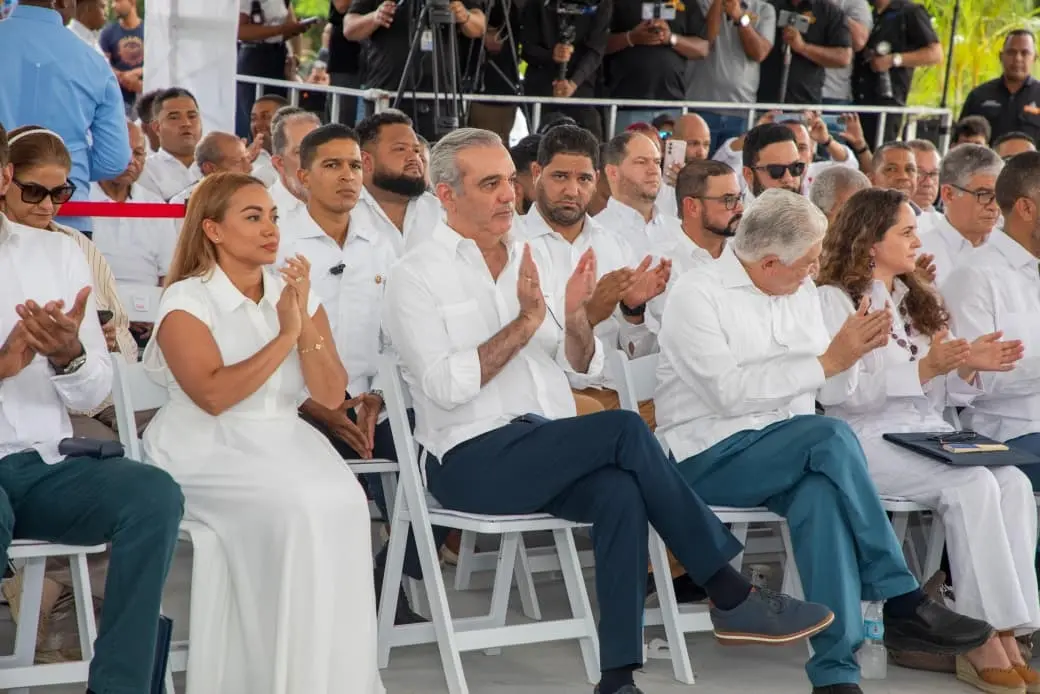 Presidente Luis Abinader entrega carretera y se reúne con alcaldes Espaillat