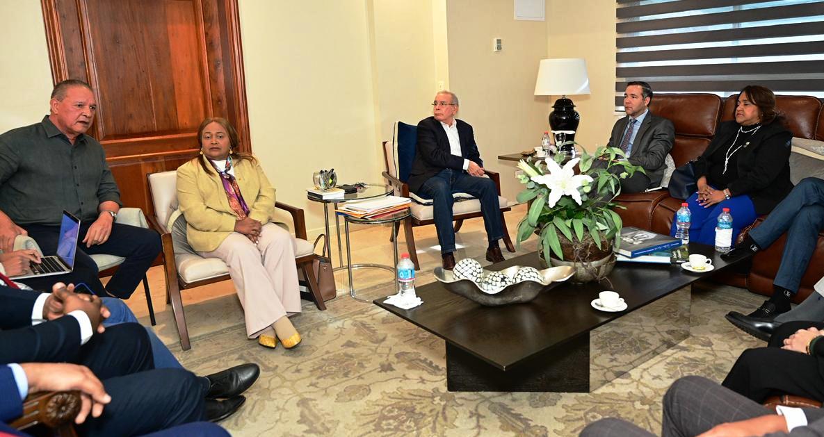 Fructífera reunión de trabajo del bloque parlamentario del PLD con Danilo Medina y Johnny Pujols