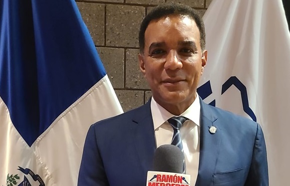 Senador por Espaillat expone ante la comunidad dominicana en el exterior sus logros
