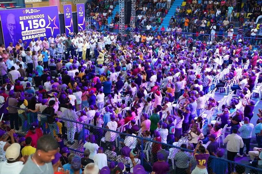 Barahona se tiñe de morado: Danilo Medina encabeza masiva asamblea del PLD y juramenta a cientos de nuevos miembros