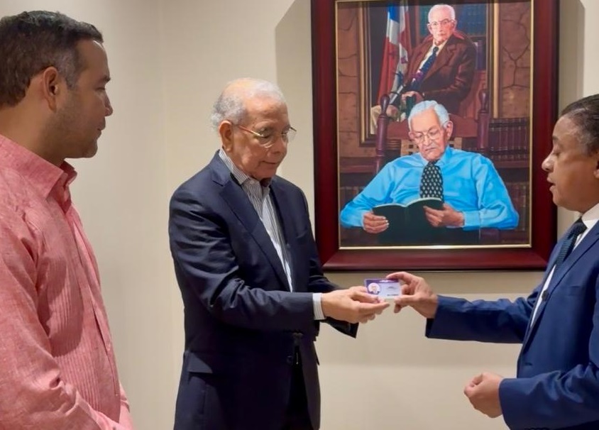 Danilo Medina y Johnny Pujols reciben carnet del PLD