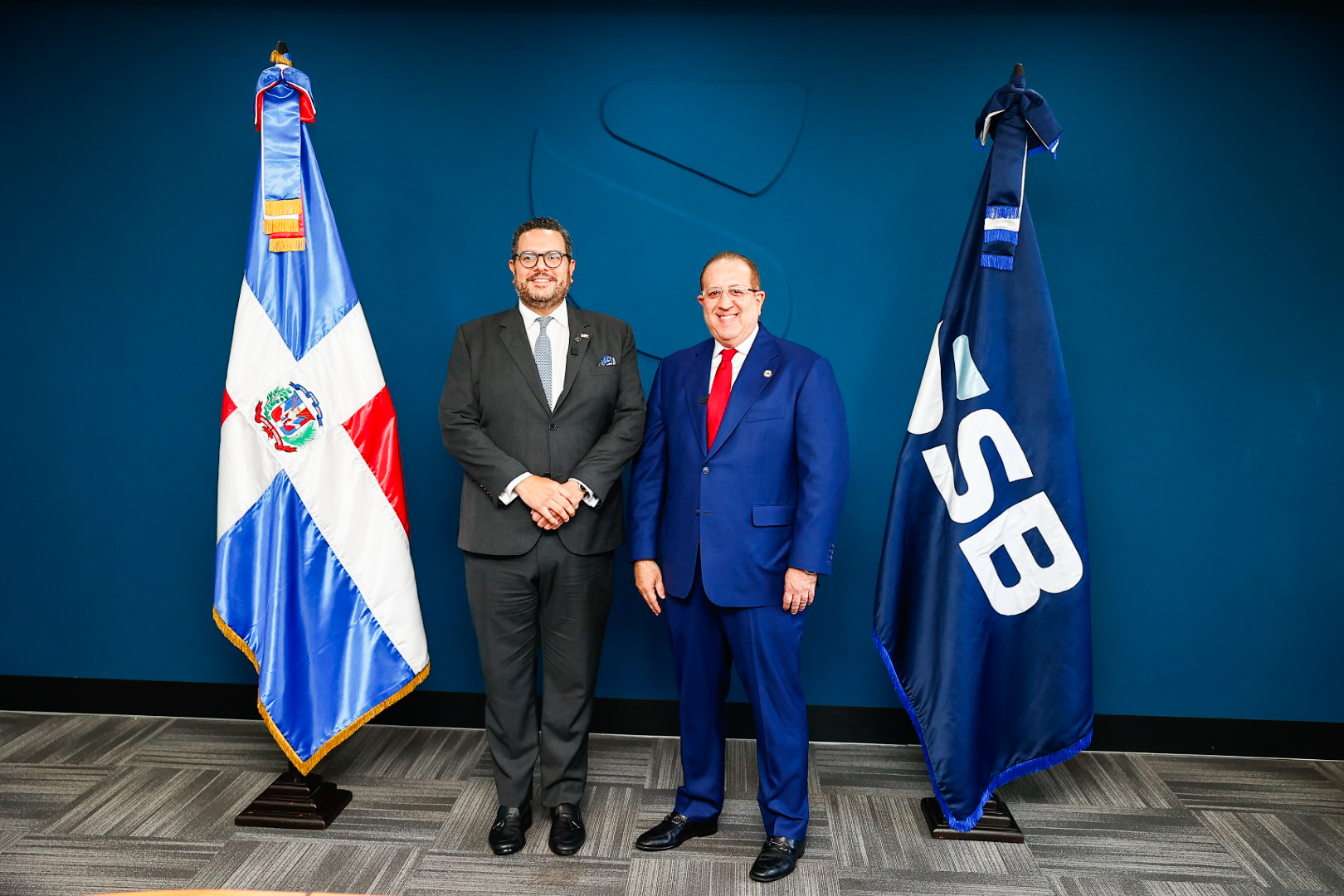 Ministro Magín Díaz juramenta a Enmanuel Cedeño Brea como nuevo superintendente de Bancos